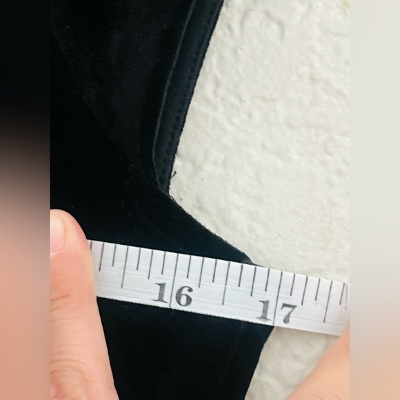 Jonathan Michelle dress size 12
17” across chest pit to pit loose on the waist - Picture 13 of 14